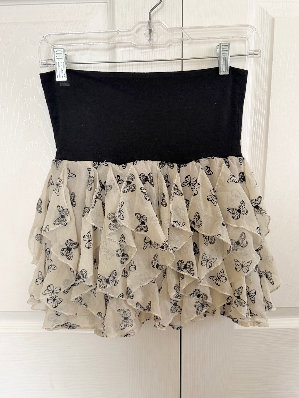 5 for $25! Rachael & Chloe Black Waistband Cream Butterfly Ruffle Skirt
